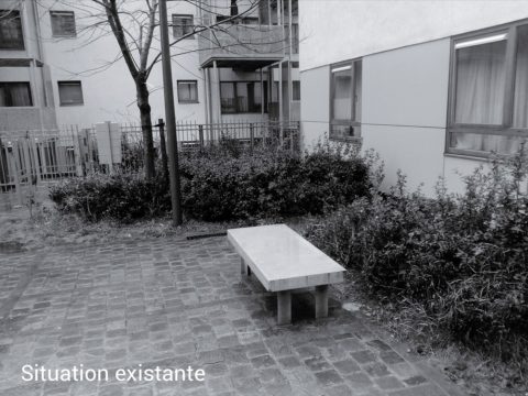 un banc public proche d'une fenêtre aux marolles