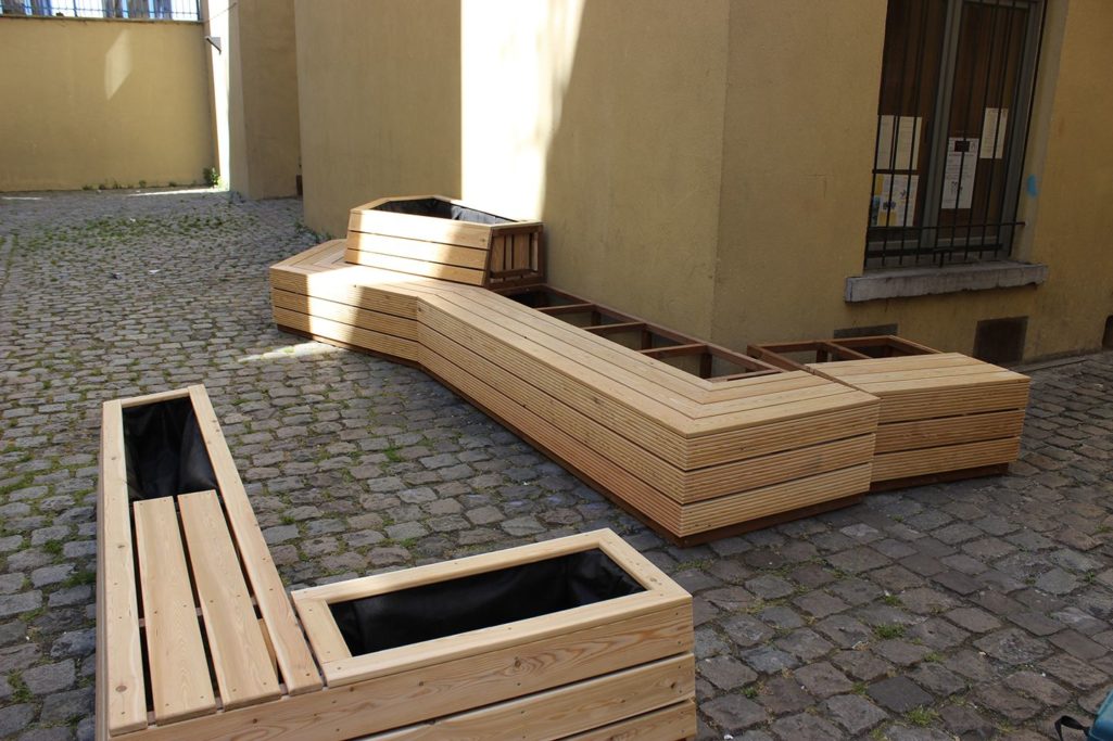 le banc en bois est comme un jeu de construction