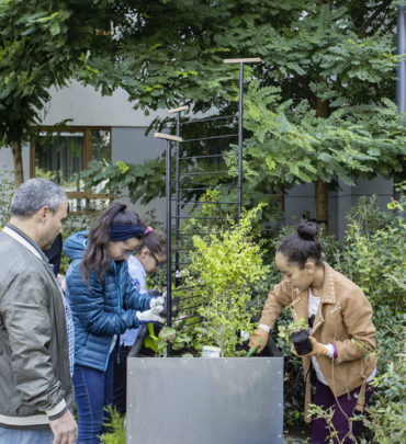 un groupe d'enfants réalisent des plantations