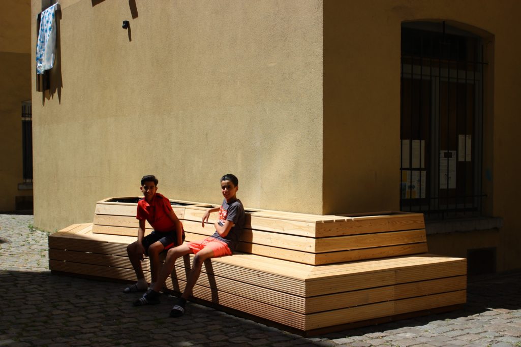 le banc vient d'être installé dans la cour