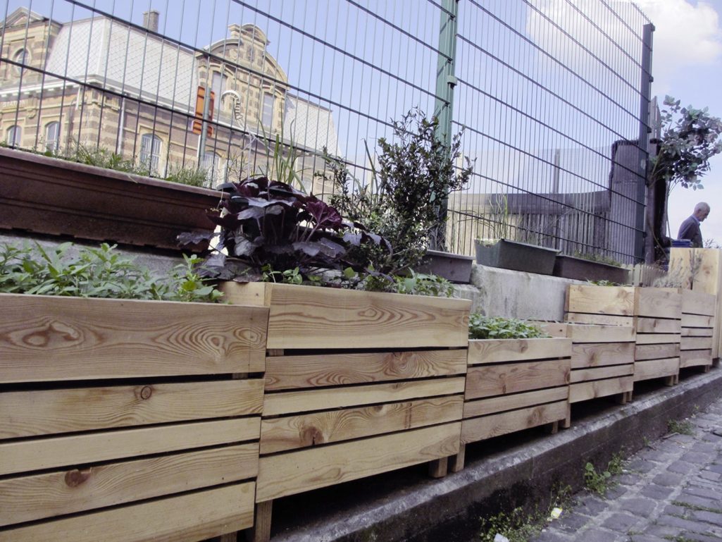 les bacs devant la gare de Laeken