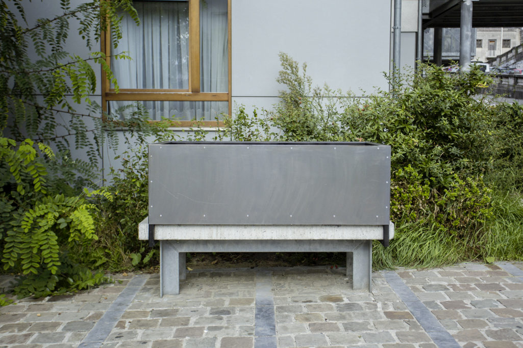 bac en acier coréen fixé sur un banc béton