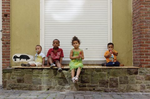 un groupe d'enfant assis sur le banc