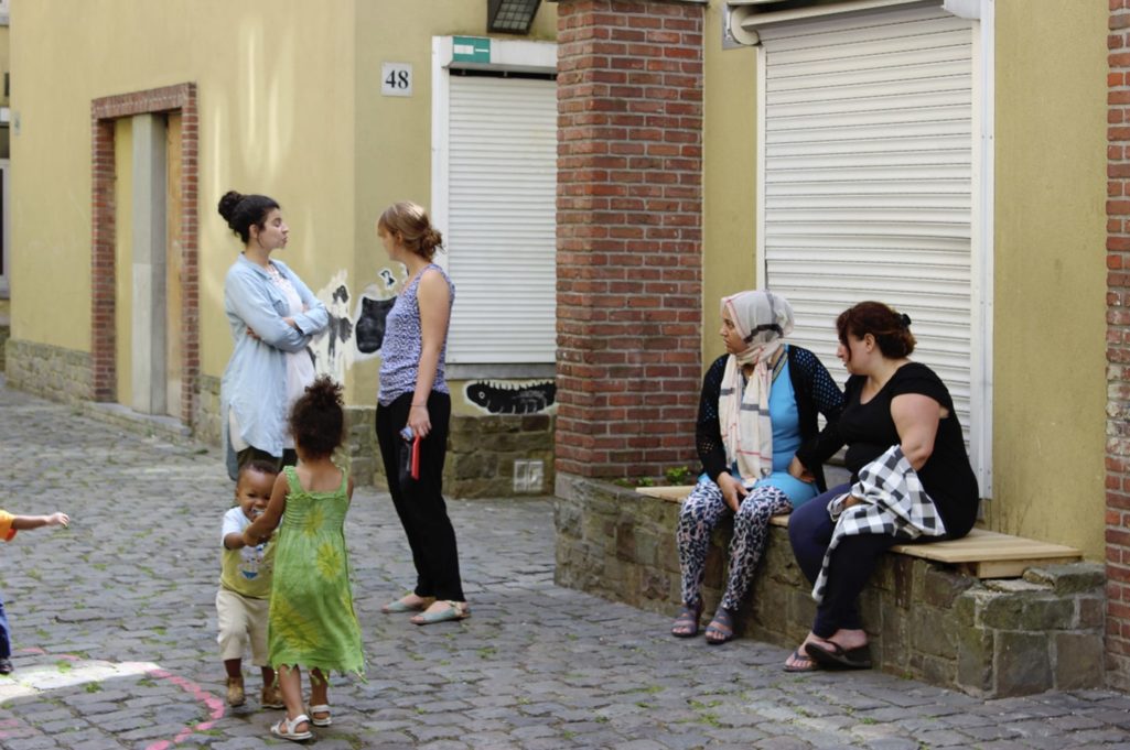 les mamans s'assoient et surveillent les enfants